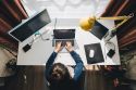Foto: Frau sitzt im Homeoffice beim Schreibtisch und arbeitet am Laptop